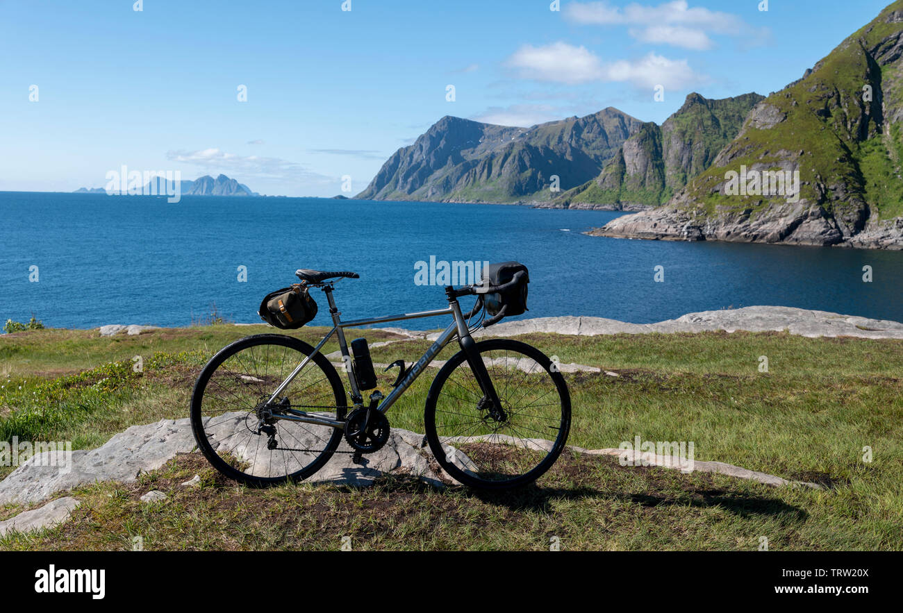 Portrait de vélo sur route, norvégien de l'été 2019 Banque D'Images