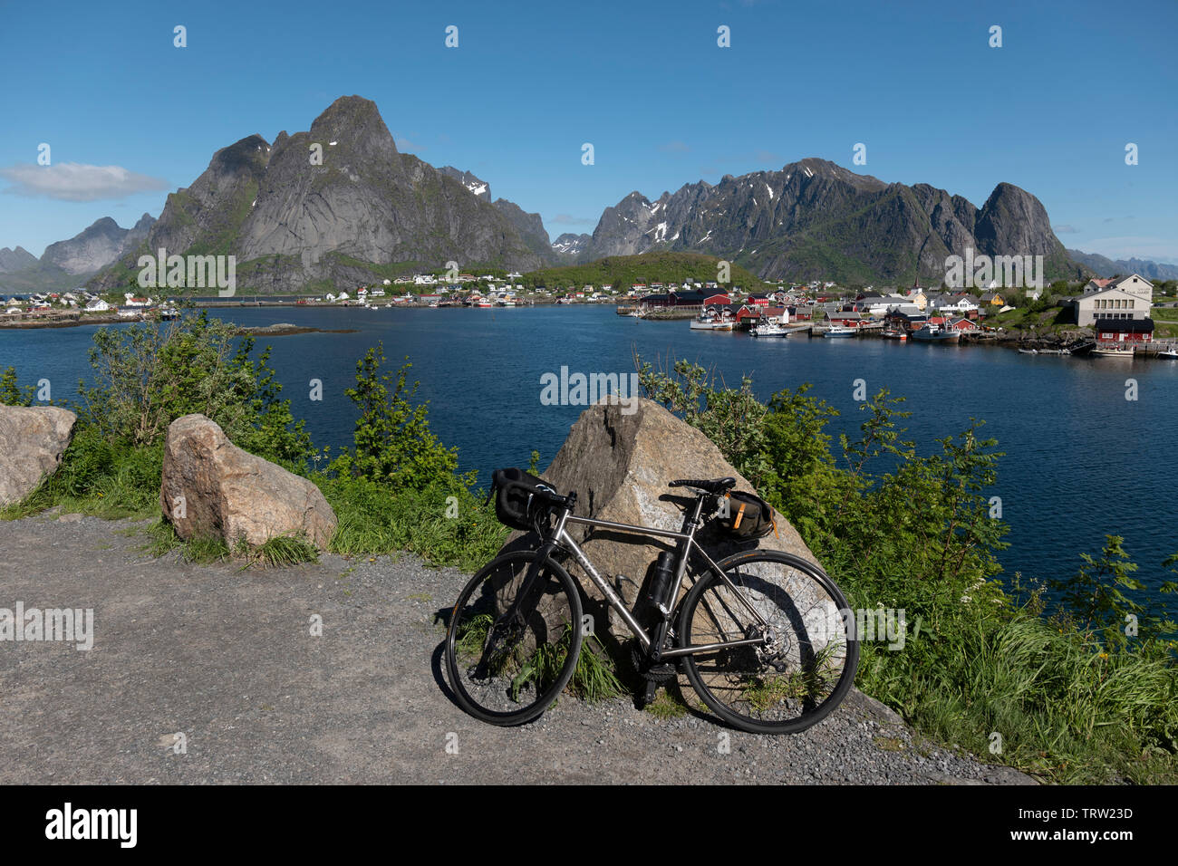 Portrait de vélo sur route, norvégien de l'été 2019 Banque D'Images