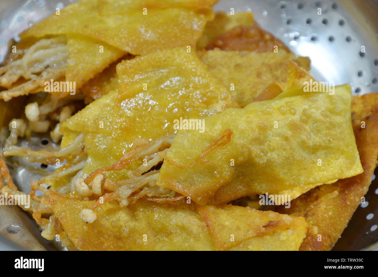 Champignons frits aiguille enrouler dans la farine dans une passoire dumpling Banque D'Images