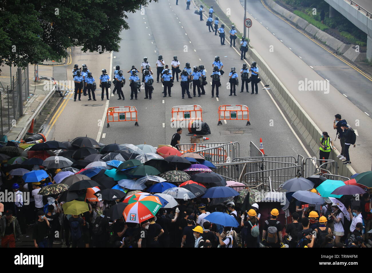 Wu Chi-Wai (robe en noir), membre du Parti démocrate, se démarque et discute avec la police pendant le conflit entre la police anti-émeute et les hongkongais le 12 juin, manifestation à hong kong contre la loi sur l'extradition Banque D'Images