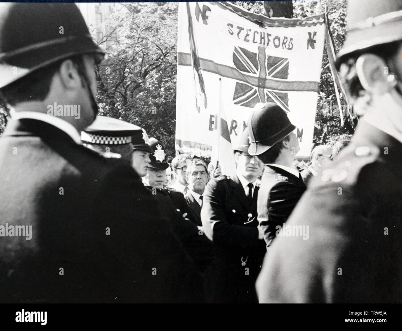 National Front March, Londres, Angleterre, entouré de policiers, septembre 1978 Banque D'Images