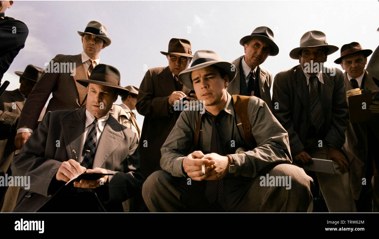 JOSH HARTNETT et Aaron Eckhart DANS LE DAHLIA NOIR (2006). Copyright : Editorial uniquement. Pas de merchandising ou des couvertures de livres. C'est un document distribué au public. Les droits d'accès uniquement, aucune licence de droit d'auteur prévue. Seulement pour être reproduit dans le cadre de la promotion de ce film. Credit : UNIVERSAL PICTURES / Album Banque D'Images