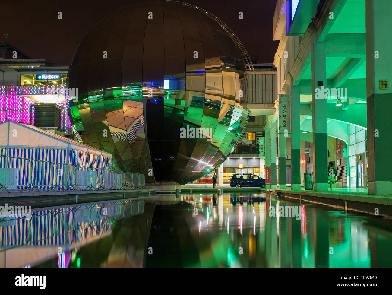 Le Bristol un planétarium planétarium 3D à l'intérieur d'une bille en acier inoxydable éclairés la nuit avec éclairage vert, une partie de "Nous les curieux' Banque D'Images