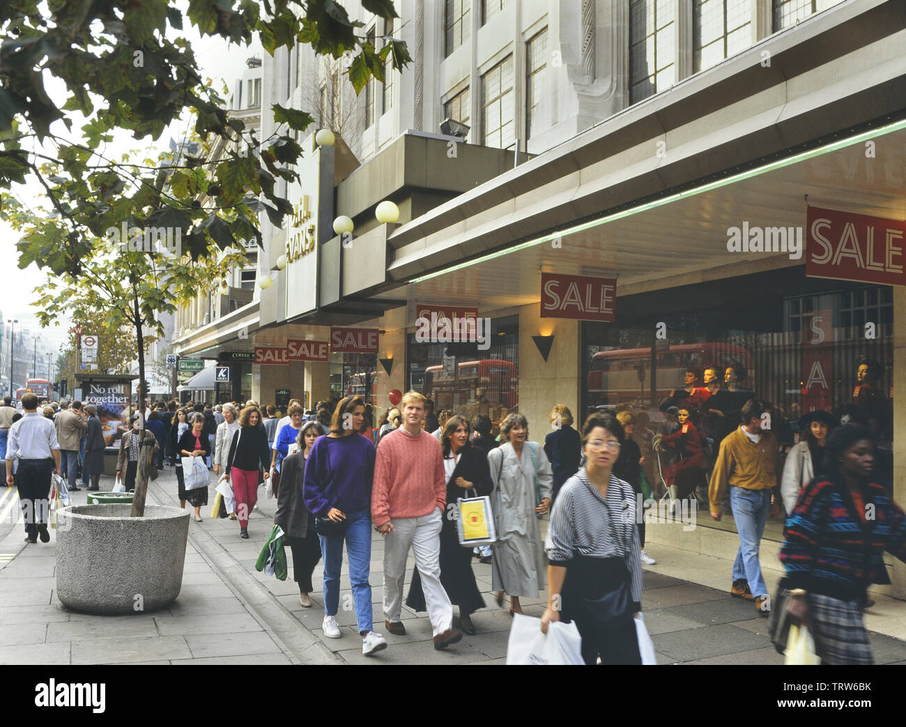 Le D H Evans magasin dans les années 80, Oxford Street, Londres, Angleterre, Royaume-Uni. Circa 1980 Banque D'Images