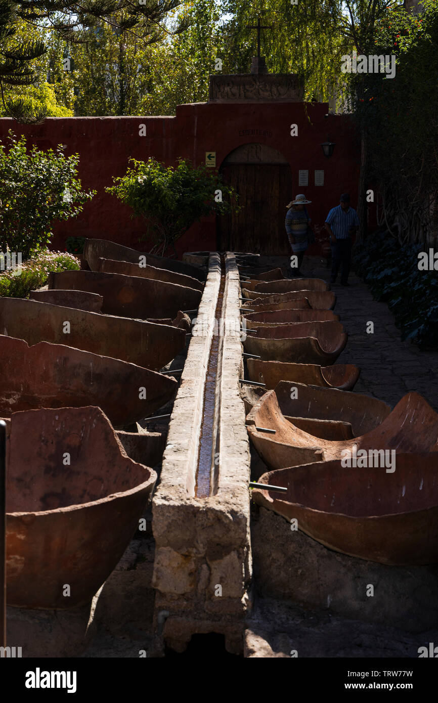 Buanderie avec la moitié en terre cuite pots et l'approvisionnement en eau, Monasterio de Santa Catalina, monastère, édifice religieux à Arequipa, Pérou, Amérique du Sud Banque D'Images