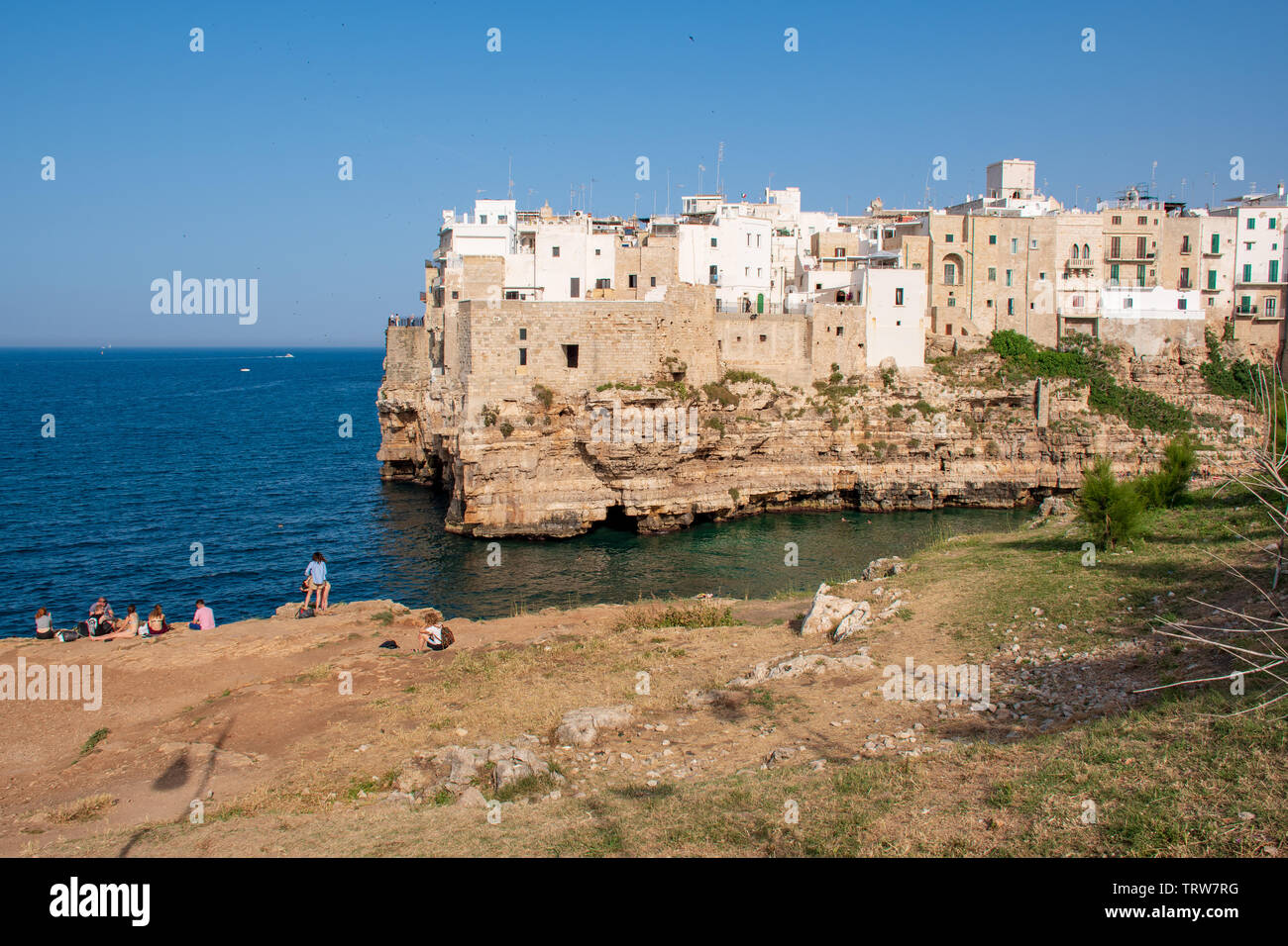 Vue panoramique sur les toits de la ville aux maisons blanches de Polignano a Mare, ville sur les rochers, région des Pouilles, Italie, Europe. Concept de voyage avec fond bleu Banque D'Images