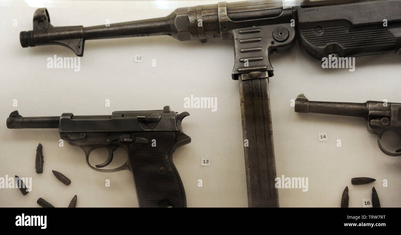 Époque nazie. Le MP 40, pour mitraillette chambré pour la 9x19 mm  parabellum cartouche. Le Walther P38, 9mm pistolet semi-automatique  utilisée par Wehrmacht. La DEUXIÈME GUERRE MONDIALE. Propriété de MHK.  Musée de