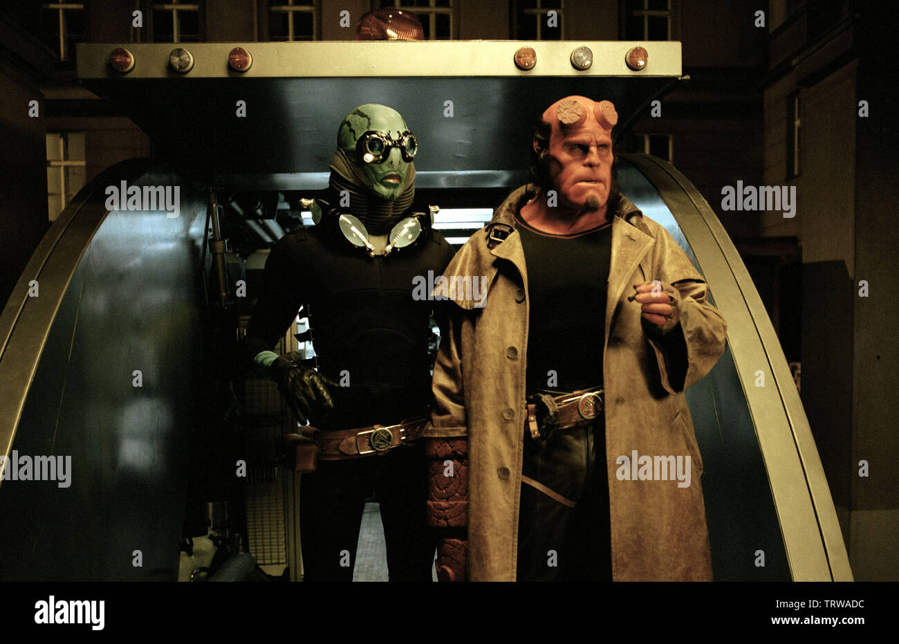 DOUG JONES et Ron Perlman dans HELLBOY (2004). Copyright : Editorial uniquement. Pas de merchandising ou des couvertures de livres. C'est un document distribué au public. Les droits d'accès uniquement, aucune licence de droit d'auteur prévue. Seulement pour être reproduit dans le cadre de la promotion de ce film. Credit : Columbia Pictures / ENDRENYI, EGON / Album Banque D'Images