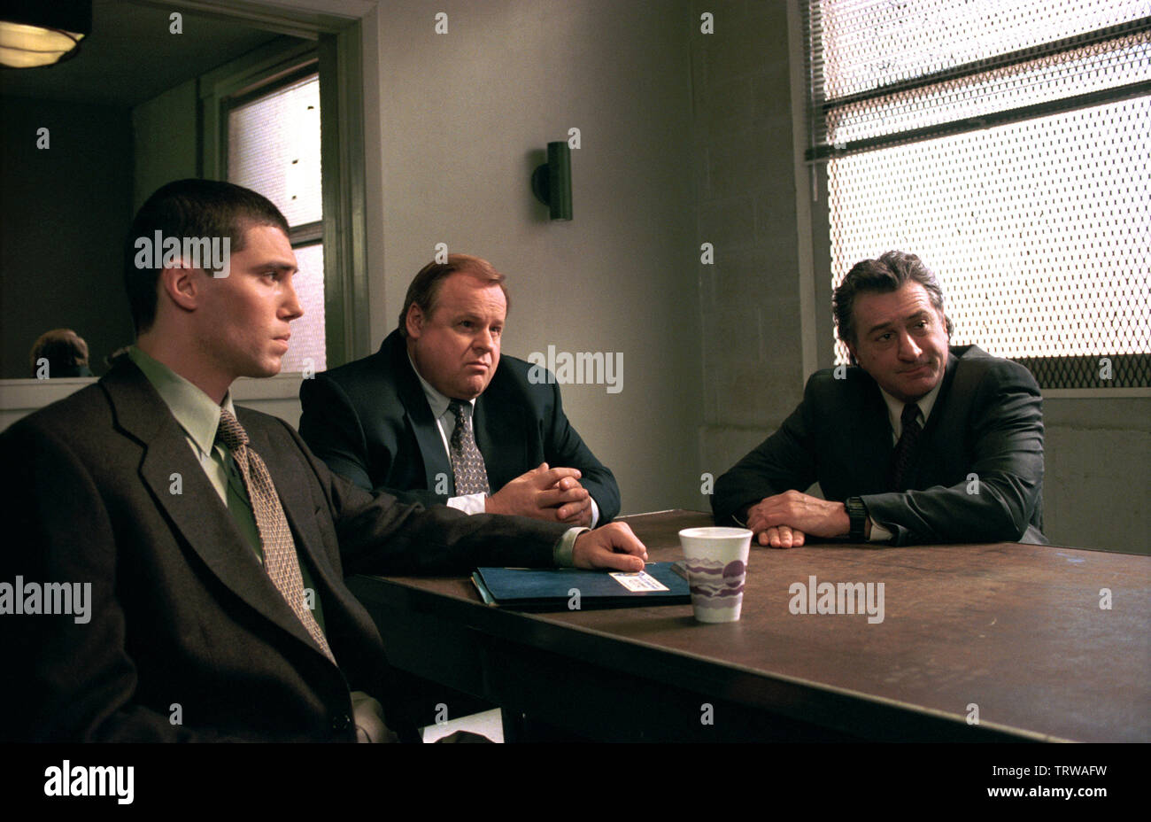 ANSON MOUNT , Robert De Niro et George Dzundza dans CITY BY THE SEA (2002). Copyright : Editorial uniquement. Pas de merchandising ou des couvertures de livres. C'est un document distribué au public. Les droits d'accès uniquement, aucune licence de droit d'auteur prévue. Seulement pour être reproduit dans le cadre de la promotion de ce film. Credit : SEABREEZA PROD. INC. / CARUSO, Phillip / Album Banque D'Images