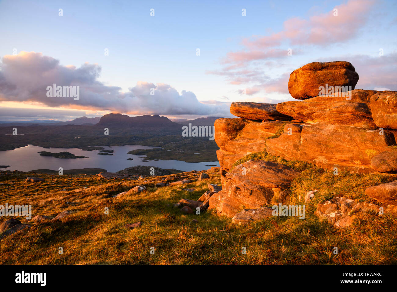 Vue du Stac Pollaidh à vers Suilven au coucher du soleil, Wester Ross, Highlands, Scotland Banque D'Images