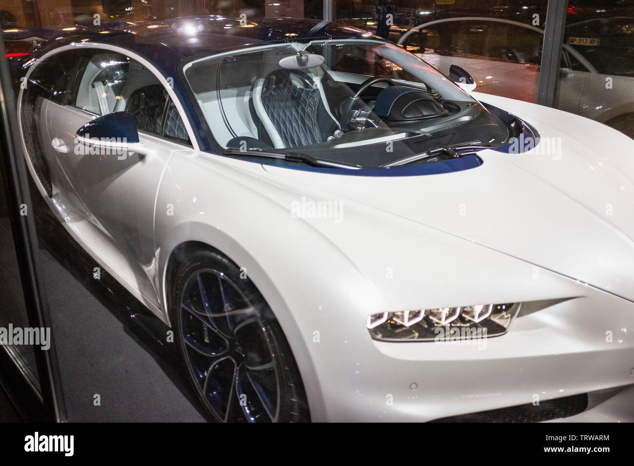 Voiture Bugatti Chiron sur l'affichage à l'exposition, nuit, Strasbourg, Alsace, France, Europe, Banque D'Images