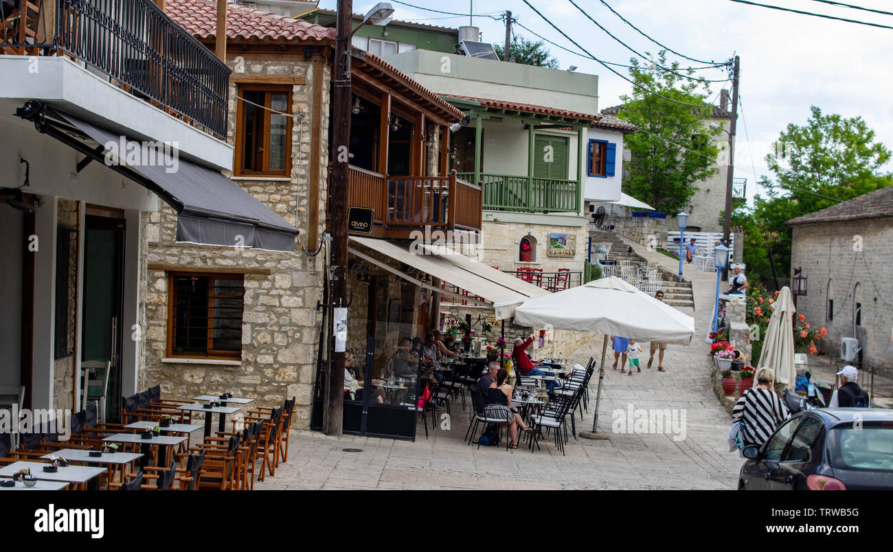 Des repas en plein air dans la petite ville de Afytos, Halkidiki, Grèce. Banque D'Images