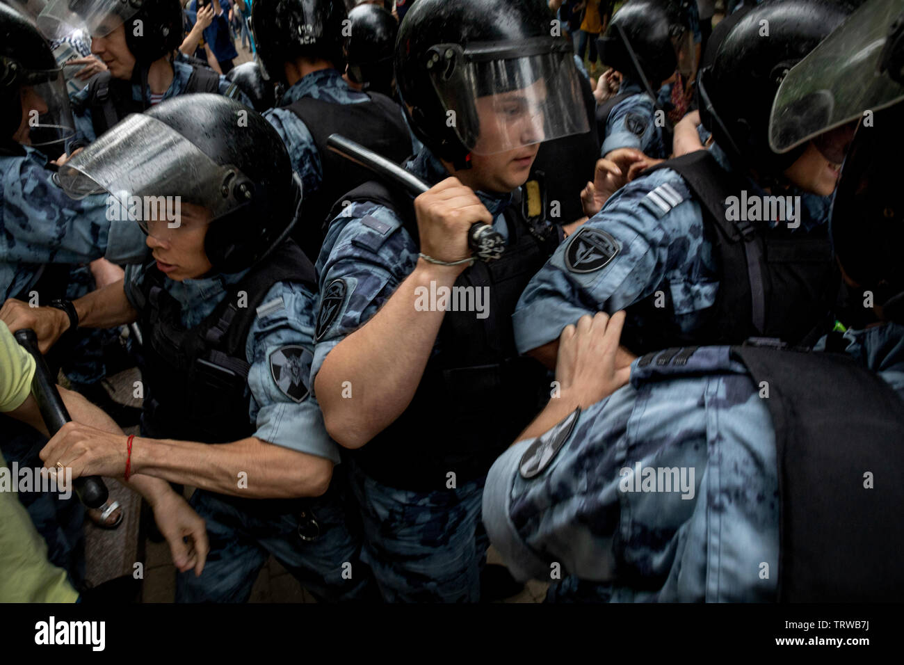 Moscou, Russie. 12 juin 2019, les agents de police détenir des gens pendant une manifestation en soutien de la journaliste russe Ivan qui Golunov a été libéré plus tôt de la garde en Moscou, Russie le 12 juin 2019. Golunov, qui travaille pour le portail d'actualités en ligne Meduza, a été arrêté le 6 juin 2019 dans le centre de Moscou, le soupçon de trafic de drogue Banque D'Images