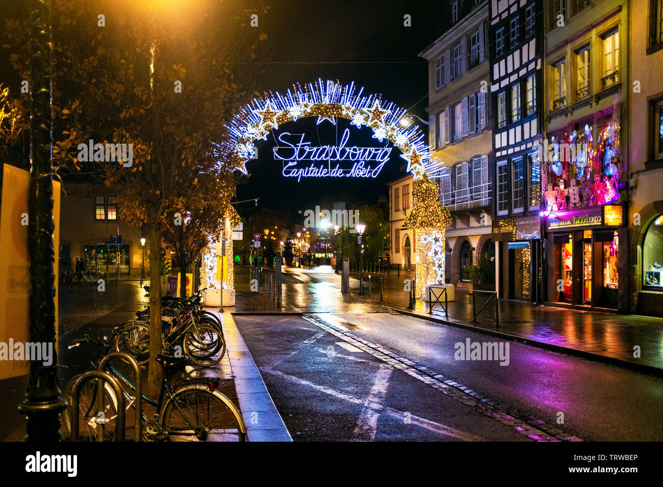 Arc lumineux, porte d'entrée principale du marché de Noël, capitale de Noël, nuit vide de la rue, Strasbourg, Alsace, France, Europe, Banque D'Images