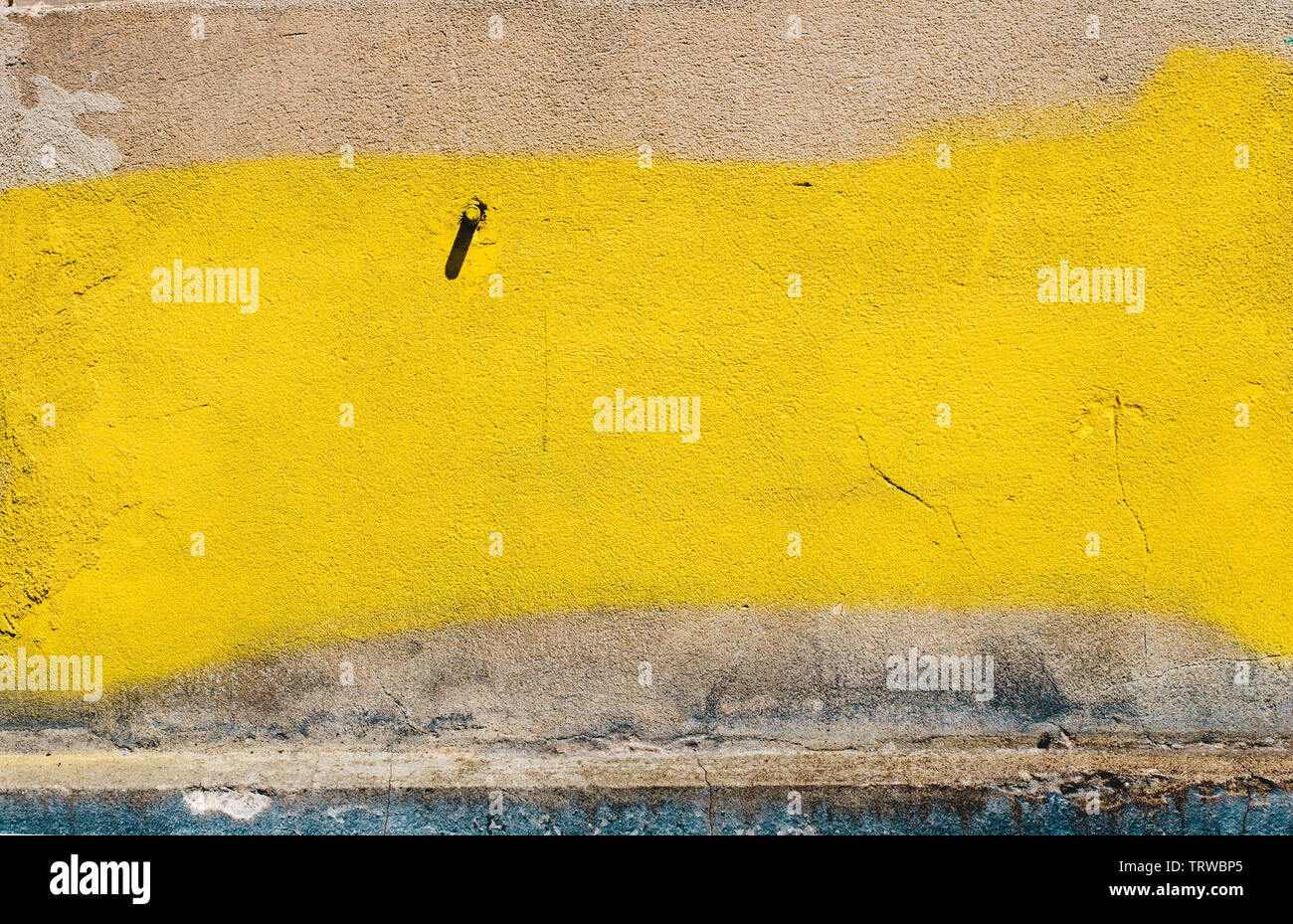 Peinture jaune sur mur grunge, copy space Banque D'Images