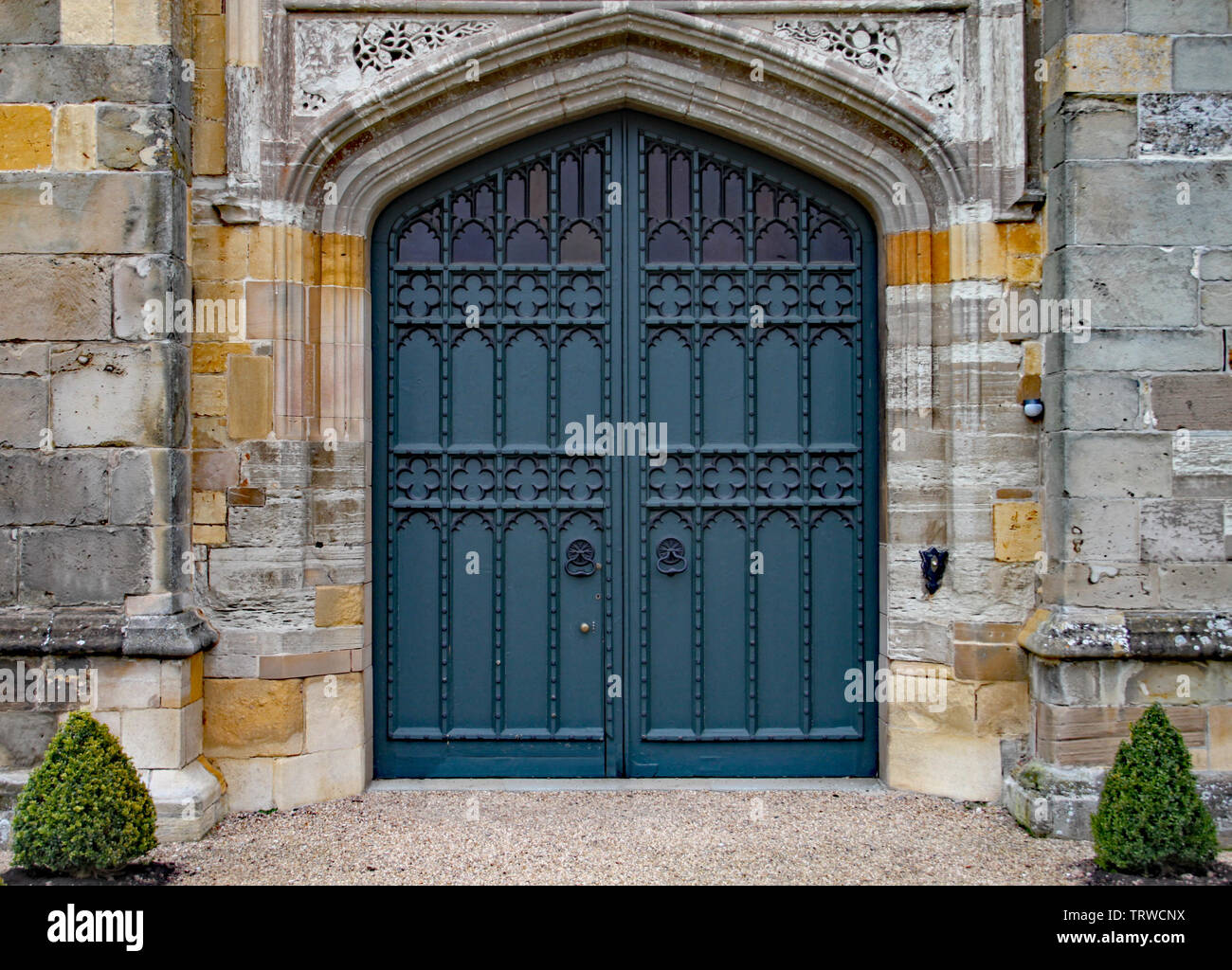 Vieille porte ouvragée lourds dans un vieux manoir anglais Photo Stock -  Alamy