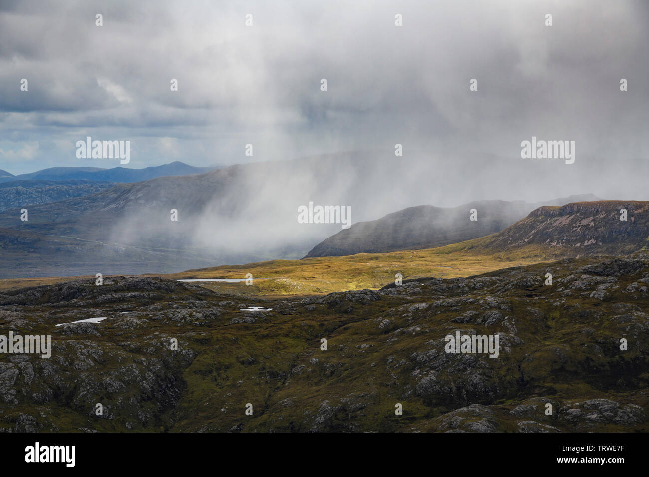 Douche de pluie au cours de l'Assynt mountains de Suilven, Sutherland, Highlands, Scotland Banque D'Images