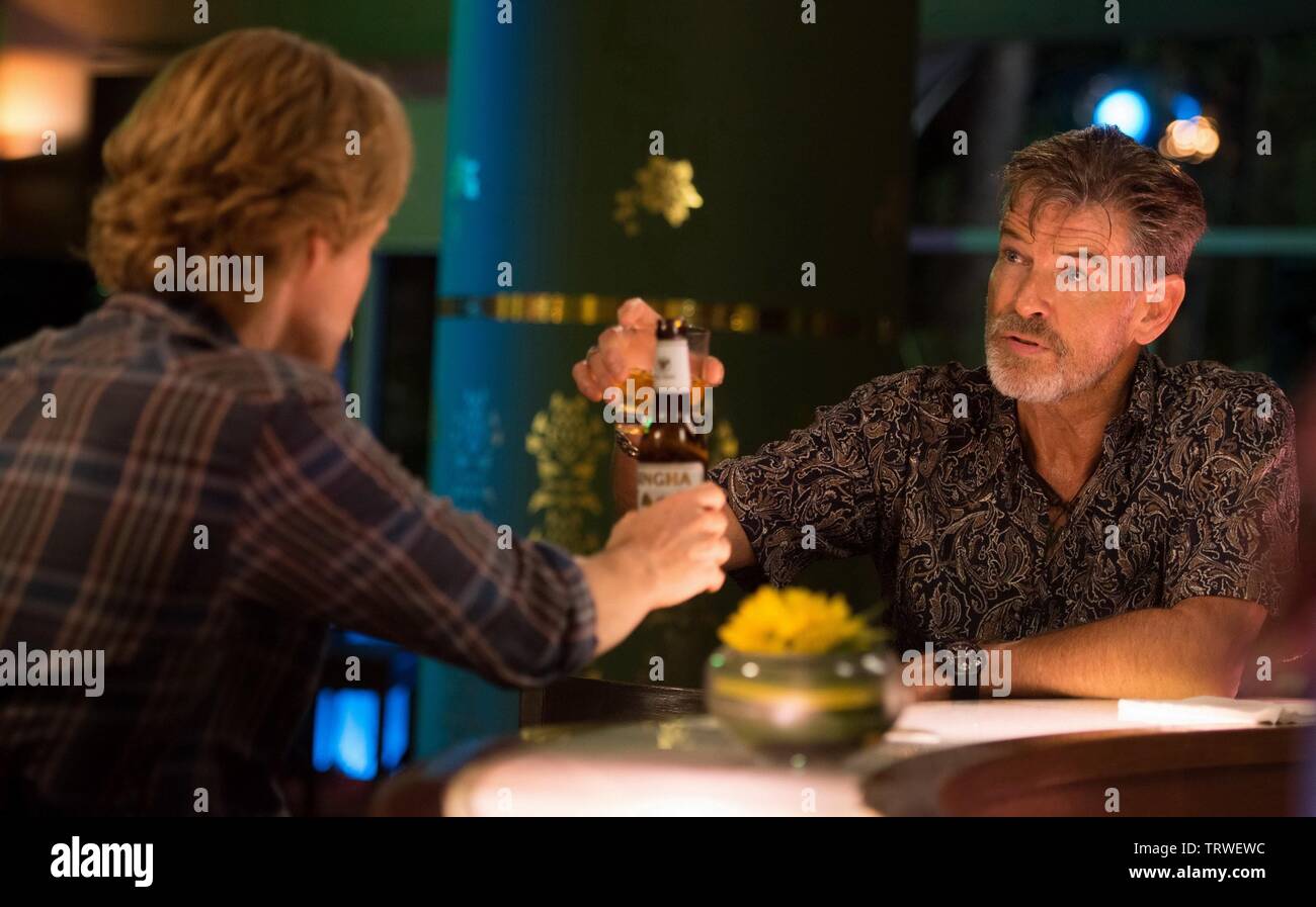 PIERCE BROSNAN et Owen Wilson dans NO ESCAPE (2015). Copyright : Editorial uniquement. Pas de merchandising ou des couvertures de livres. C'est un document distribué au public. Les droits d'accès uniquement, aucune licence de droit d'auteur prévue. Seulement pour être reproduit dans le cadre de la promotion de ce film. Credit : BOLD FILMS / Album Banque D'Images