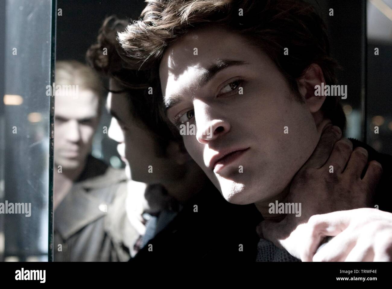ROBERT PATTINSON et Cam Gigandet dans Twilight (2008). Copyright : Editorial uniquement. Pas de merchandising ou des couvertures de livres. C'est un document distribué au public. Les droits d'accès uniquement, aucune licence de droit d'auteur prévue. Seulement pour être reproduit dans le cadre de la promotion de ce film. Credit : IMPRINT ENTERTAINMENT/MAVERICK FILMS/SUMMIT ENTERTAINMENT/ / Album Banque D'Images