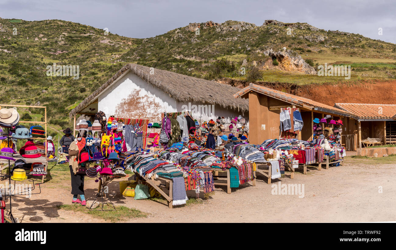 La population péruvienne vendant des produits locaux au site pittoresque pour les touristes Banque D'Images