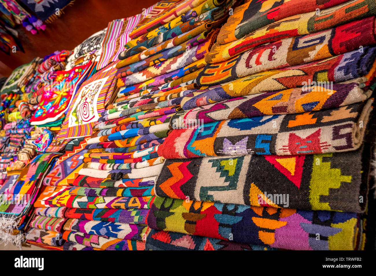 L'artisanat traditionnel Péruvien indigènes colorés du tissu au cours du  marché au Pérou Photo Stock - Alamy