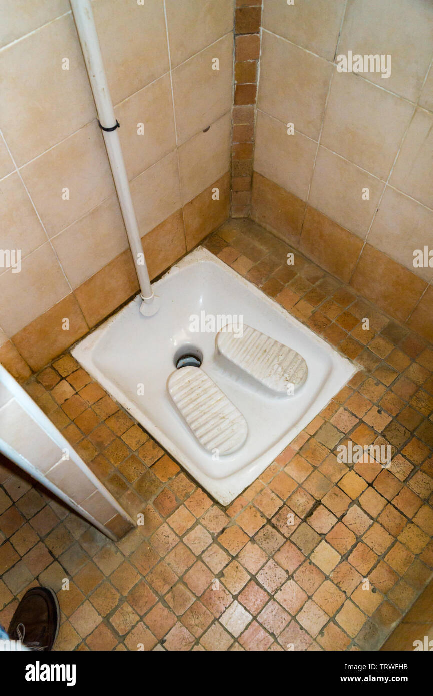 Toilettes squat, Lido Adriano, Ravenne, Émilie-Romagne, Italie Photo Stock  - Alamy