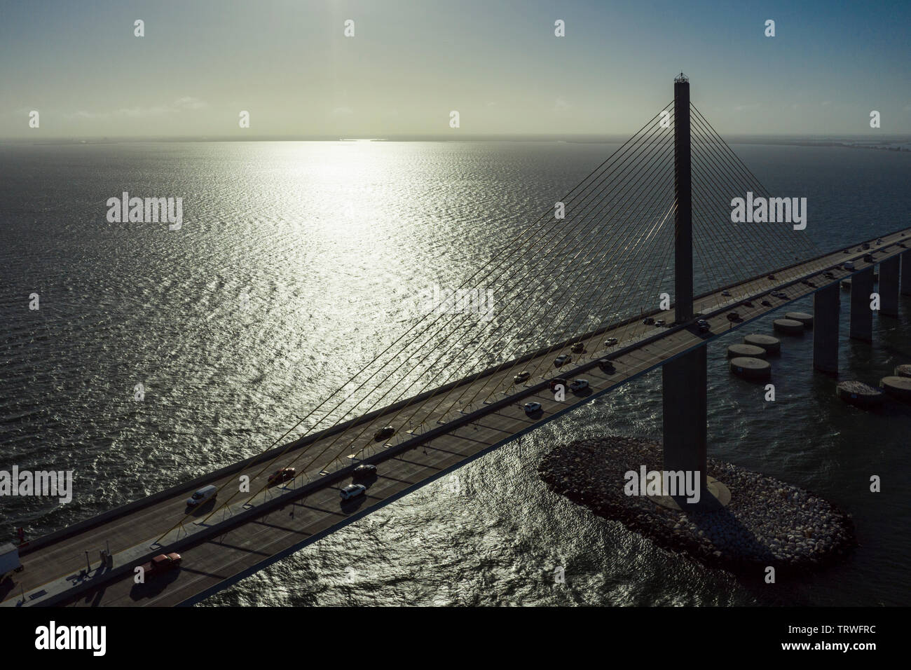 Vue aérienne du pont sur l'interstate 275 de soleil sur la baie de Tampa. Banque D'Images