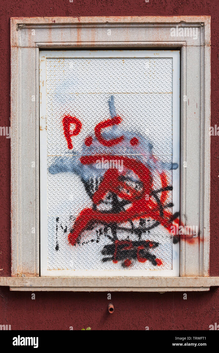 Symbole du parti communiste pulvérisé sur une fenêtre Banque D'Images