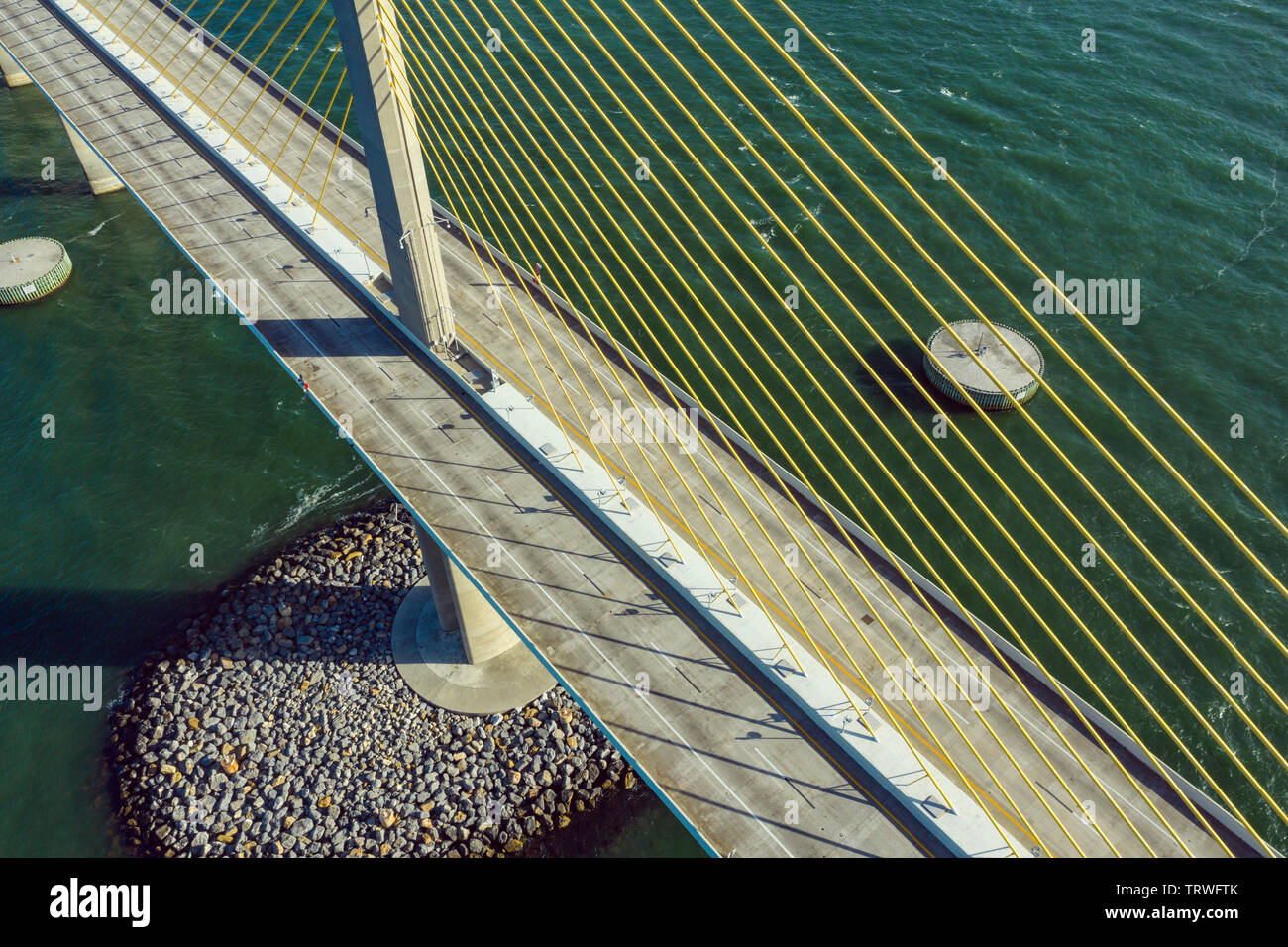 Vue aérienne du pont sur l'interstate 275 de soleil sur la baie de Tampa. Banque D'Images