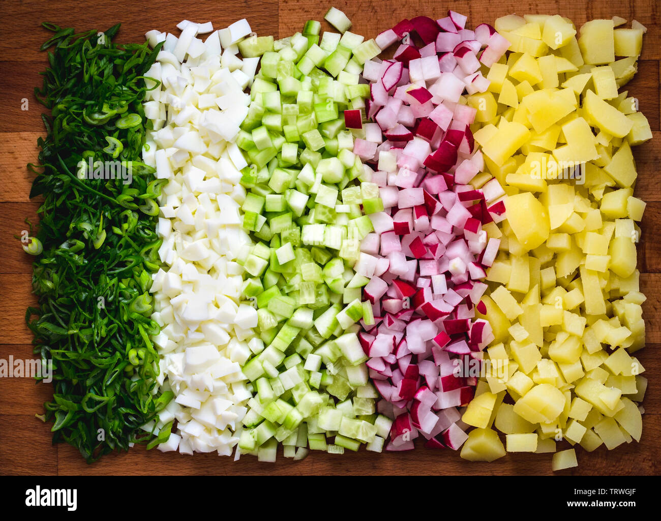 Légumes coupés en petits dés Banque de photographies et d'images à haute  résolution - Alamy