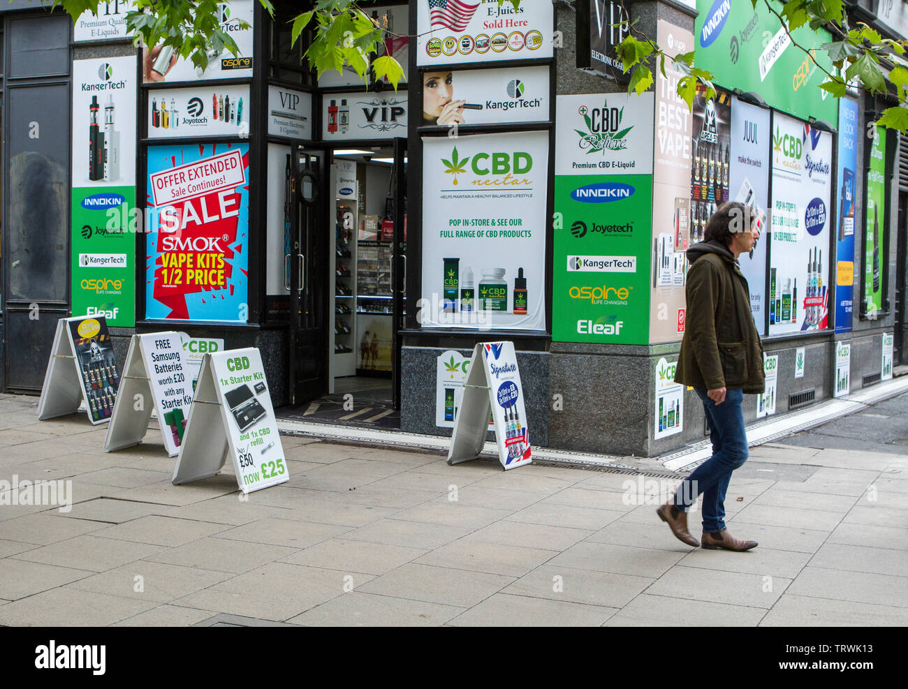 Un magasin de vente d'huile de la CDB vape vape liquide et l'huile de cannabis produits de base à Manchester, Piccadilly, Royaume-Uni Banque D'Images