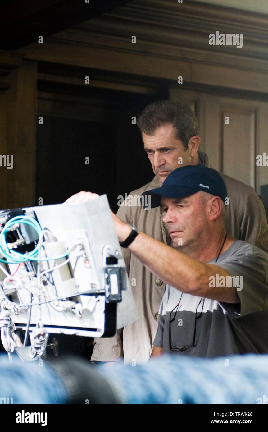 MARTIN CAMPBELL et Mel Gibson dans Edge of Darkness (2010). Copyright : Editorial uniquement. Pas de merchandising ou des couvertures de livres. C'est un document distribué au public. Les droits d'accès uniquement, aucune licence de droit d'auteur prévue. Seulement pour être reproduit dans le cadre de la promotion de ce film. WARNER BROSS : Crédit photos/BBC FILMS/Icon Productions / Album / MACALL POLAY, Banque D'Images