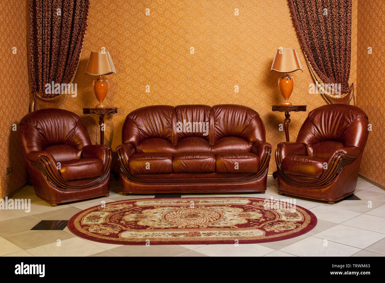 Salon intérieur vide en arrière-plan des couleurs chaleureuses décorées  avec des meubles en cuir de luxe classique canapé et chaises Photo Stock -  Alamy