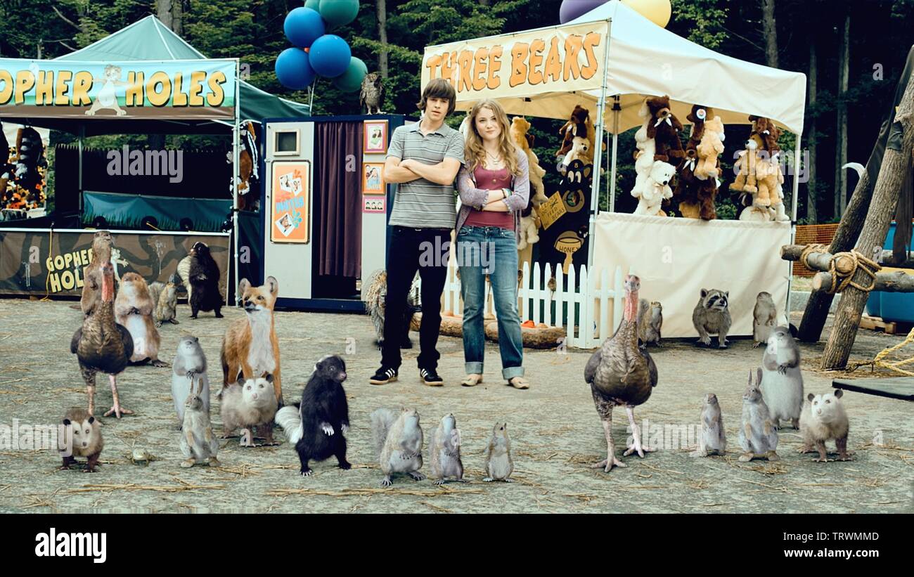 BRENDAN FRASER , BROOKE SHIELDS , SKYLER SAMUELS et MATT PROKOP dans le Furry Vengeance (2010). Copyright : Editorial uniquement. Pas de merchandising ou des couvertures de livres. C'est un document distribué au public. Les droits d'accès uniquement, aucune licence de droit d'auteur prévue. Seulement pour être reproduit dans le cadre de la promotion de ce film. Credit : PARTICIPANT MEDIA/DIVERTISSEMENT SOMMET / Album Banque D'Images
