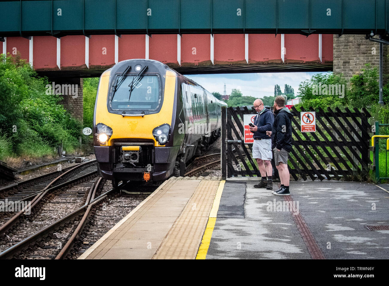 Le train de voyageurs à grande vitesse passant par gare Banque D'Images