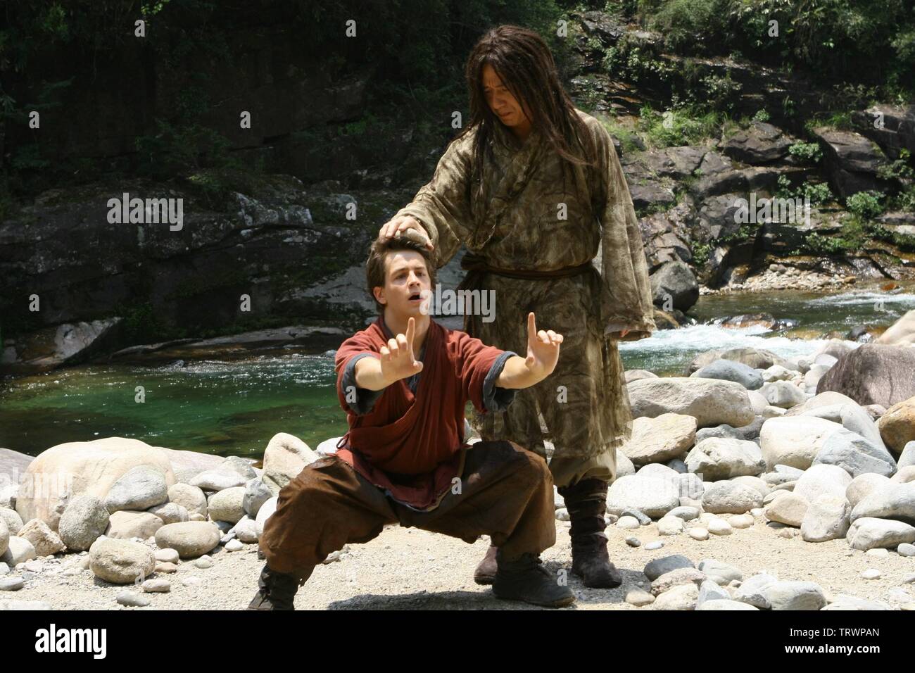 JACKIE CHAN et MICHAEL ANGARANO DANS LE ROYAUME INTERDIT (2008). Copyright : Editorial uniquement. Pas de merchandising ou des couvertures de livres. C'est un document distribué au public. Les droits d'accès uniquement, aucune licence de droit d'auteur prévue. Seulement pour être reproduit dans le cadre de la promotion de ce film. Credit : CASEY SILVER PRODUCTIONS/CHINE CO-PRODUCTION FILMS CORP. / Album Banque D'Images
