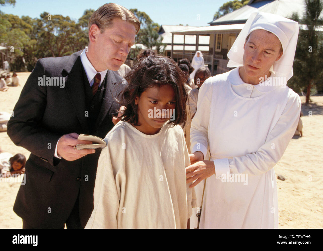 KENNETH BRANAGH dans rabbit-proof fence (2002). Copyright : Editorial uniquement. Pas de merchandising ou des couvertures de livres. C'est un document distribué au public. Les droits d'accès uniquement, aucune licence de droit d'auteur prévue. Seulement pour être reproduit dans le cadre de la promotion de ce film. FILMS/RUMBARALA Crédit : OLSEN LEVY/HANWAY/AUSTRALIAN FILM FINANCE / Album Banque D'Images