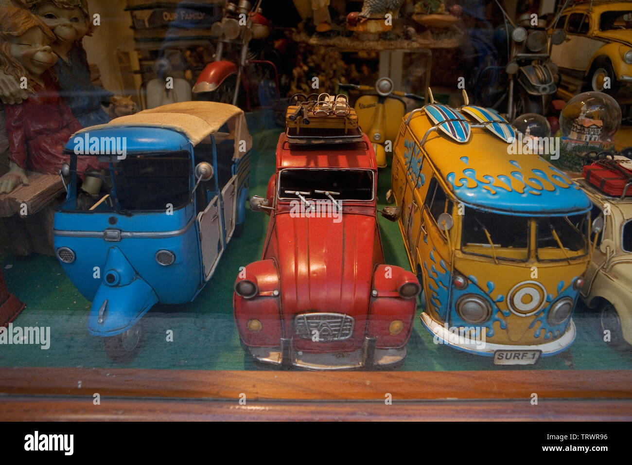 Ancien modèle de voitures dans une vitrine, Corso il Rossellino, Pienza, Toscane, Italie Banque D'Images