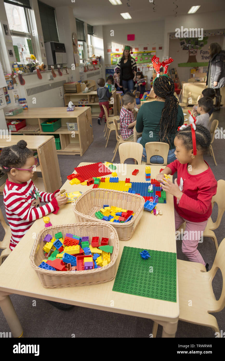 Lower East Side multi ethnic preschool- early learning centre à Manhattan, New York. Banque D'Images