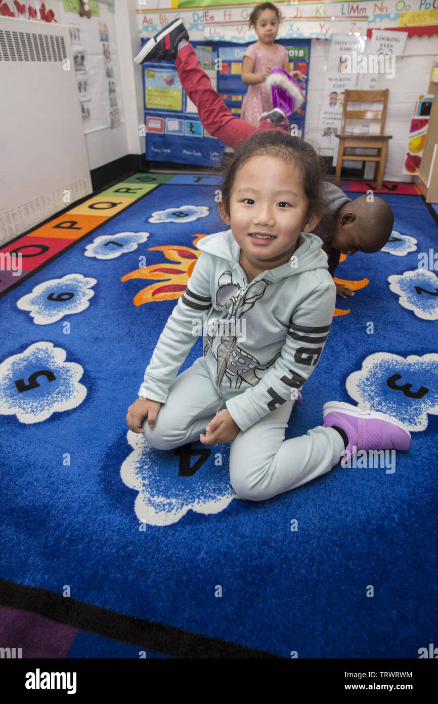 Lower East Side multi ethnic preschool- early learning centre à Manhattan, New York. Banque D'Images