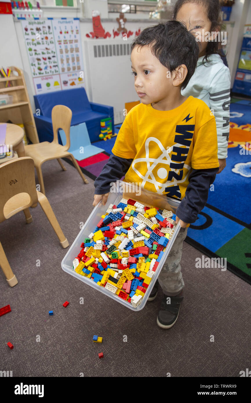 Lower East Side multi ethnic preschool- early learning centre à Manhattan, New York. Banque D'Images