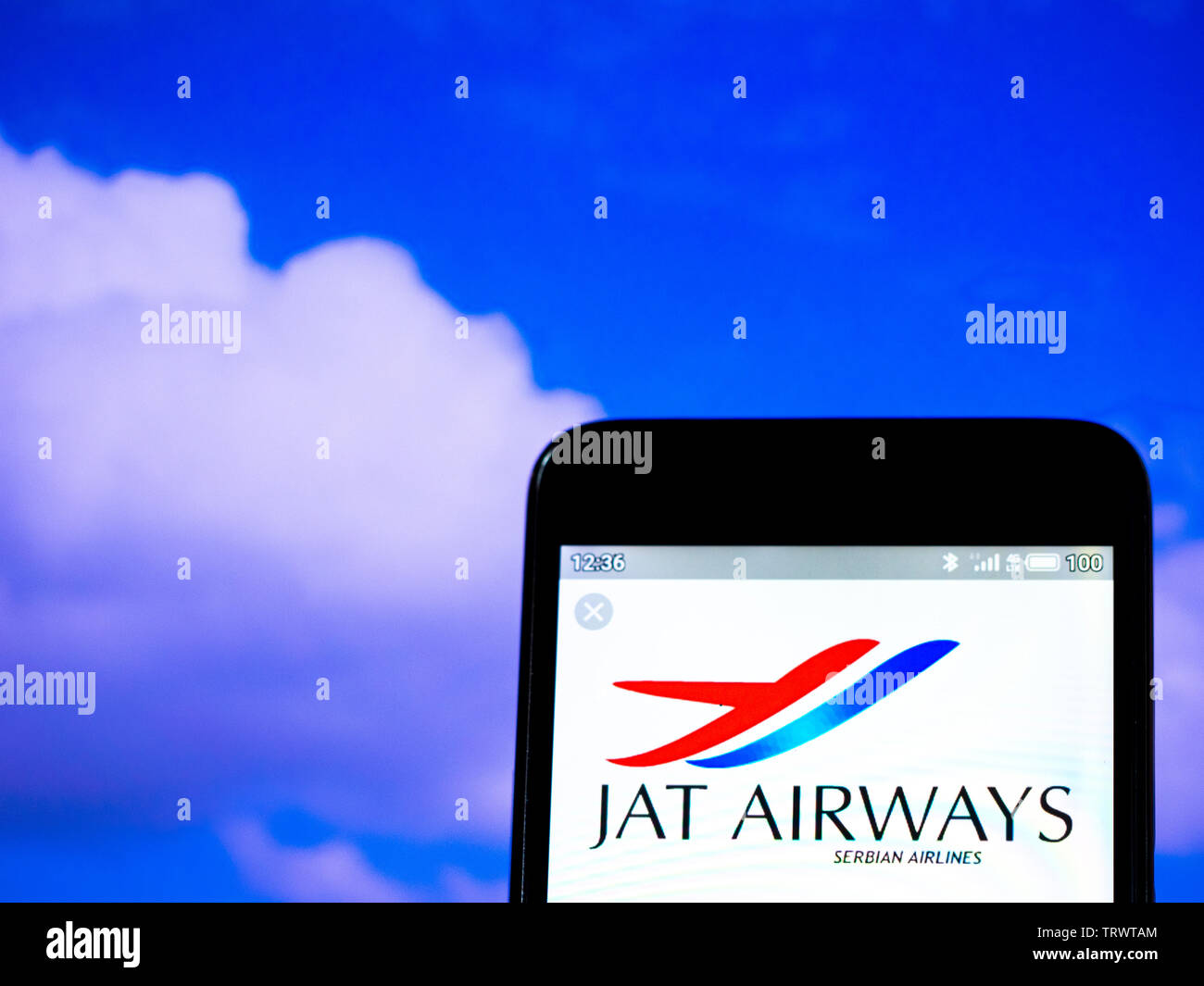 Dans cette photo illustration le serbe JAT Airlines logo est vu affichée sur un smartphone Banque D'Images