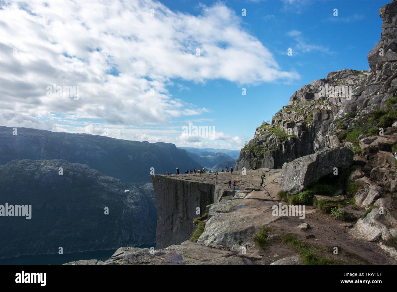 Preikestolen (Pulpit Rock) en Norvège, au-dessus du Lysefjord. La plus célèbre des randonnées en montagne Banque D'Images