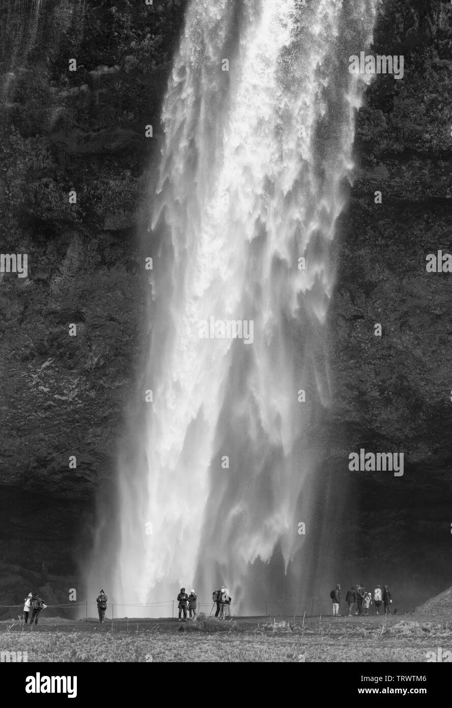 SELJALANDSFOSS, ISLANDE - Touristes à cascade sur la côte sud, sur Seljalands River. Banque D'Images