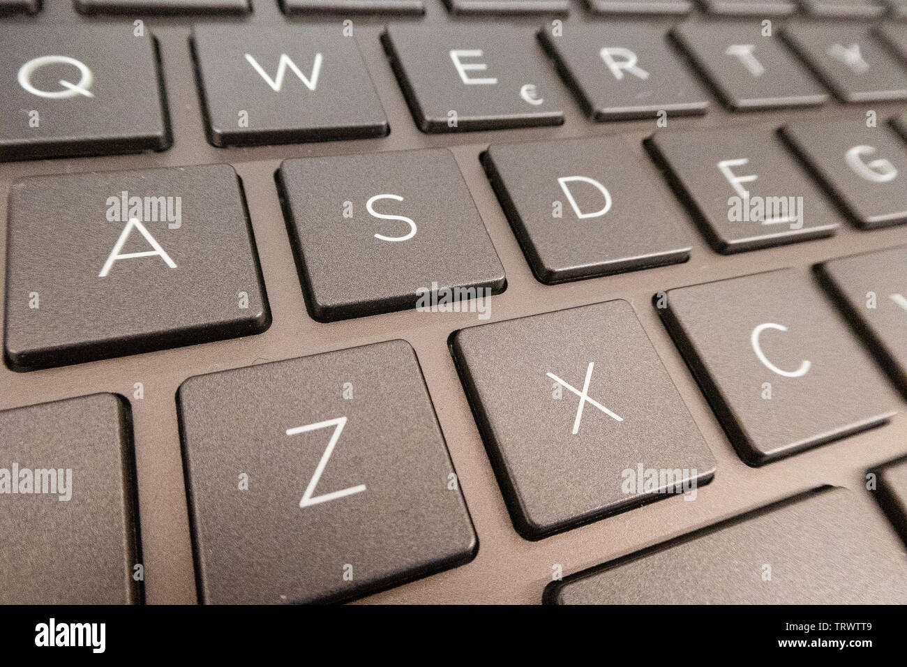 Close-up détail d'un clavier AZERTY complet d'un PC portable, la vie  toujours de matériel informatique Photo Stock - Alamy