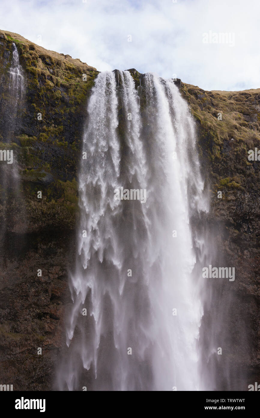 Cascade de SELJALANDSFOSS, ISLANDE - sur la côte sud, sur Seljalands River. Banque D'Images