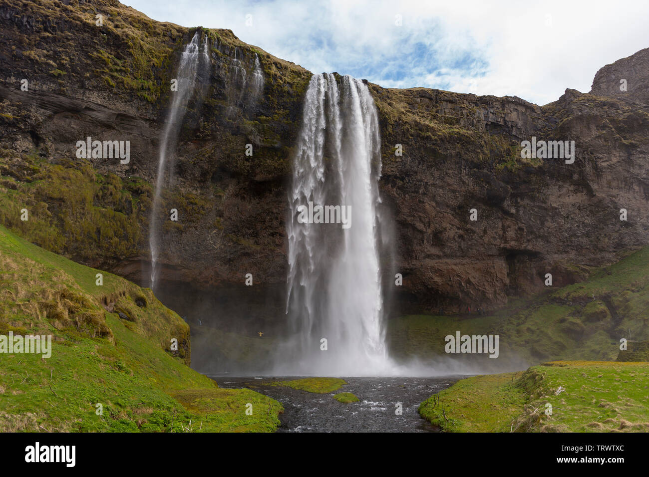 Cascade de SELJALANDSFOSS, ISLANDE - sur la côte sud, sur Seljalands River. Banque D'Images