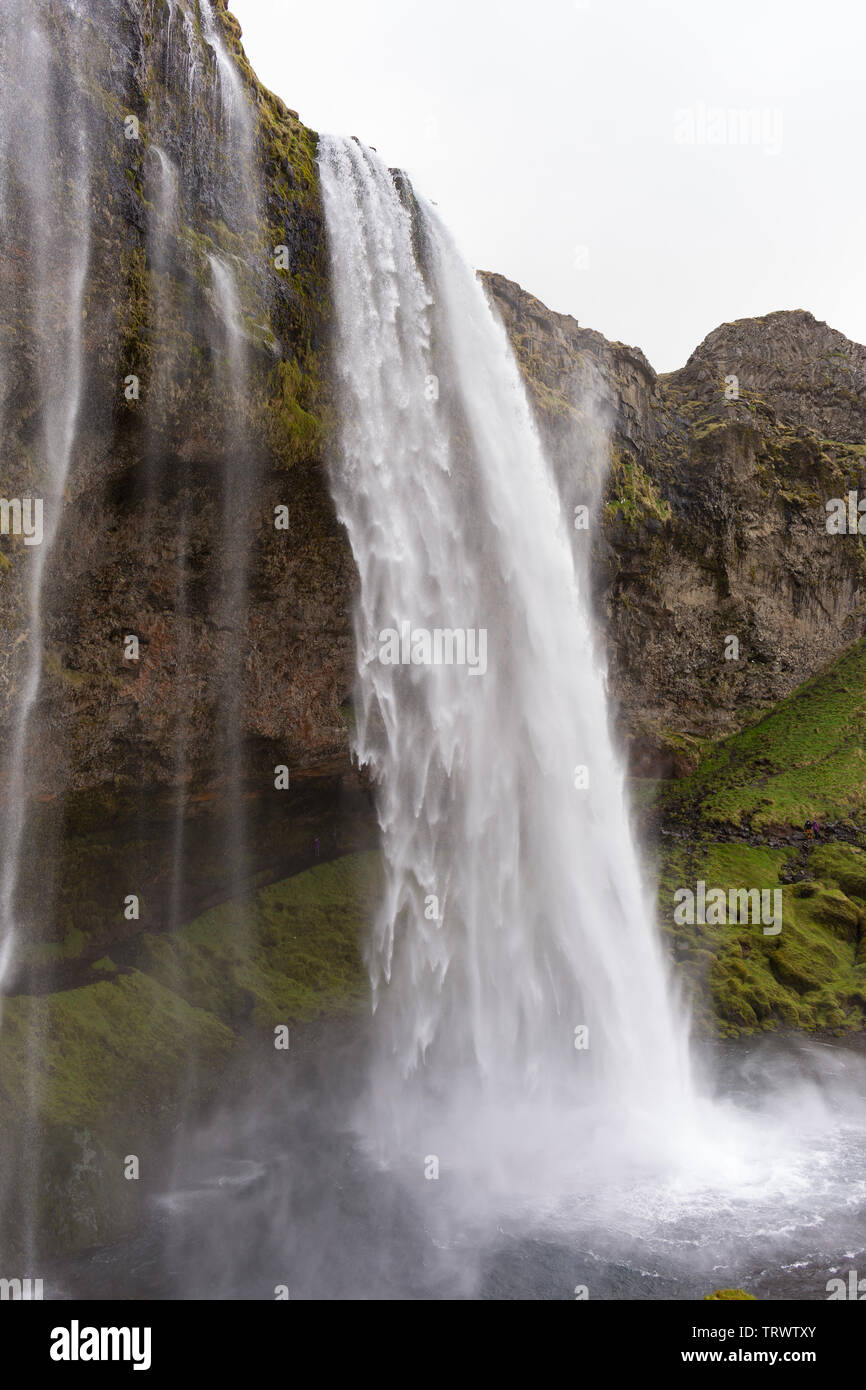 Cascade de SELJALANDSFOSS, ISLANDE - sur la côte sud, sur Seljalands River. Banque D'Images