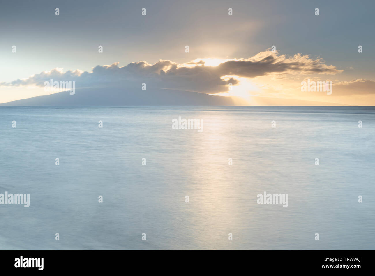 Coucher du soleil de Maui. En arrière-plan Lanai. Maui, Hawaii Banque D'Images