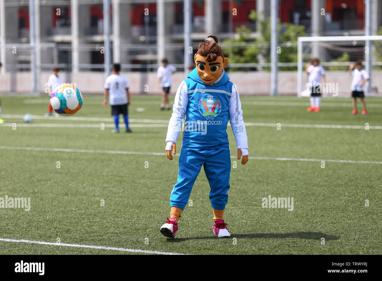 Bucarest, Roumanie - 24 mai 2019 : Skillzy, la mascotte officielle de l'Euro 2020 Tournoi de football, est vu au cours d'une présentation à l'échelle nationale un Banque D'Images